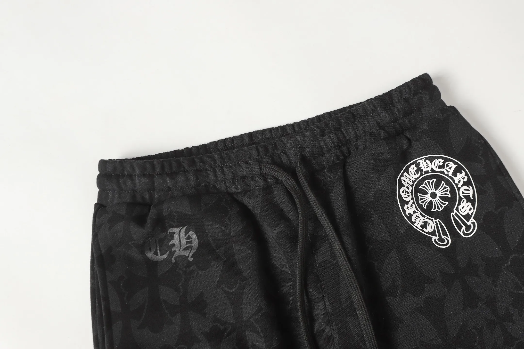 P280 #W5004 cross-border model. Those who pursue quality, please do not place an order. -Chrome Hearts/Chrome Hearts dark pattern all-over Sanskrit letter printed trousers, casual pants and sweatpants -High weight, high density and high quality. The wool is soft, delicate and skin-friendly. It feels soft and silky. It has excellent warmth and skin-friendly properties.